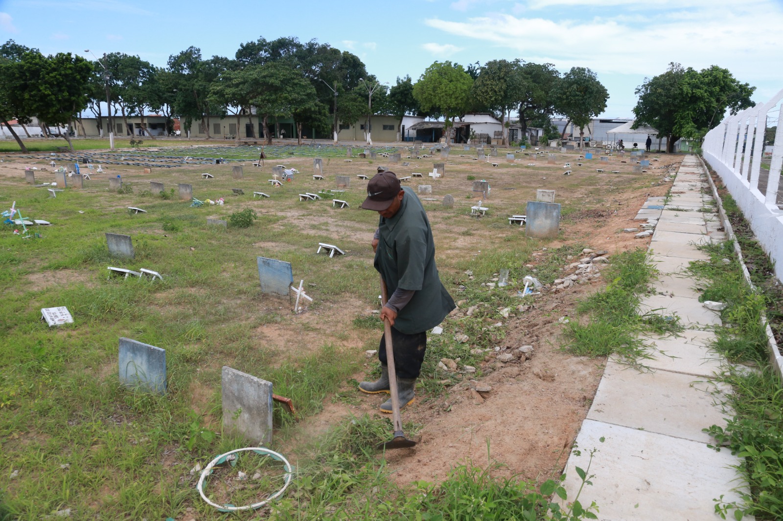homem trabalha na limpeza do cemitério bom jardim